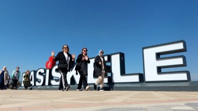 Başiskele Belediyesi tarafından düzenlenen "Adım Adım Başiskele" etkinliğinde kadınlar, sahil