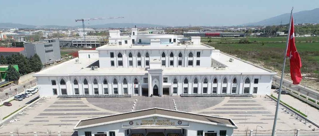 Kocaeli Emniyet Müdürlüğü, Kartepe’de araçtan açılan ateş sonucu mermilerin okula