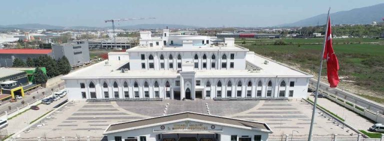 Kocaeli Emniyet Müdürlüğü, Kartepe’de araçtan açılan ateş sonucu mermilerin okula