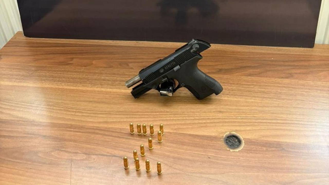 Kocaeli’nin Kartepe ilçesinde seyir halindeki araçtan açılan ateş sonucu mermiler