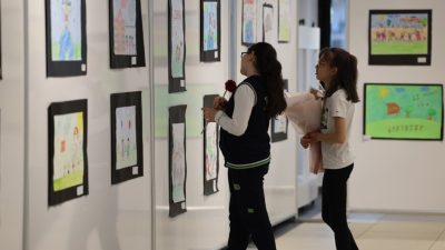 Kartepe’de 23 Nisan kapsamında açılan “Kartepe’nin Çocukları” resim sergisi, öğrencilerin