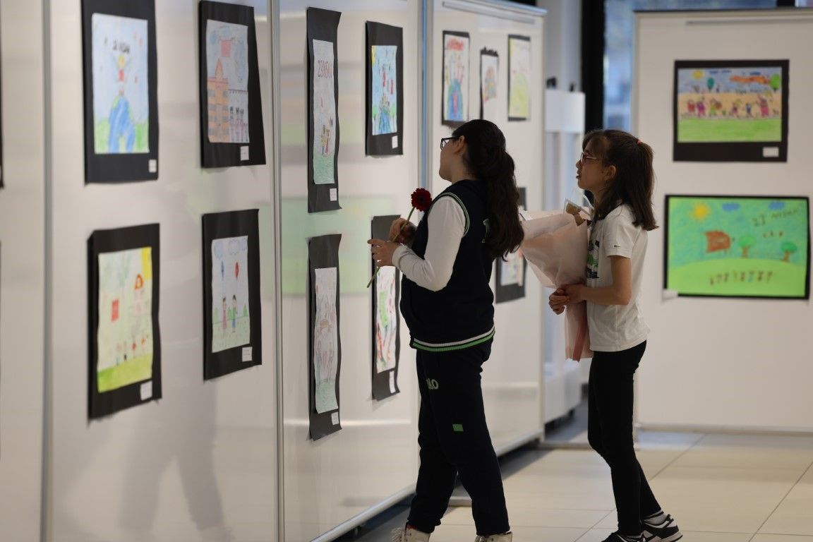 Kartepe’de 23 Nisan kapsamında açılan “Kartepe’nin Çocukları” resim sergisi, öğrencilerin