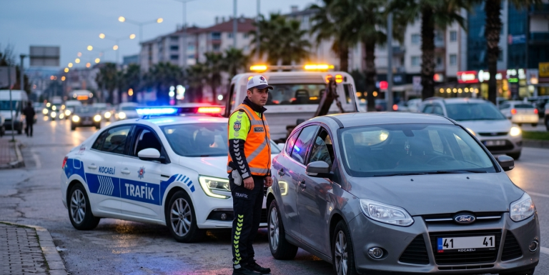 Kocaeli İl Emniyet Müdürlüğü ekipleri, korsan taşımacılık yaptığı tespit edilen