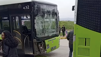 Kocaeli’nin Körfez ilçesinde Ulaşımpark’a ait iki belediye otobüsü arka arkaya