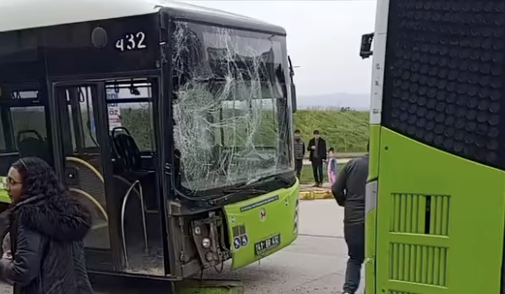 Kocaeli’nin Körfez ilçesinde Ulaşımpark’a ait iki belediye otobüsü arka arkaya