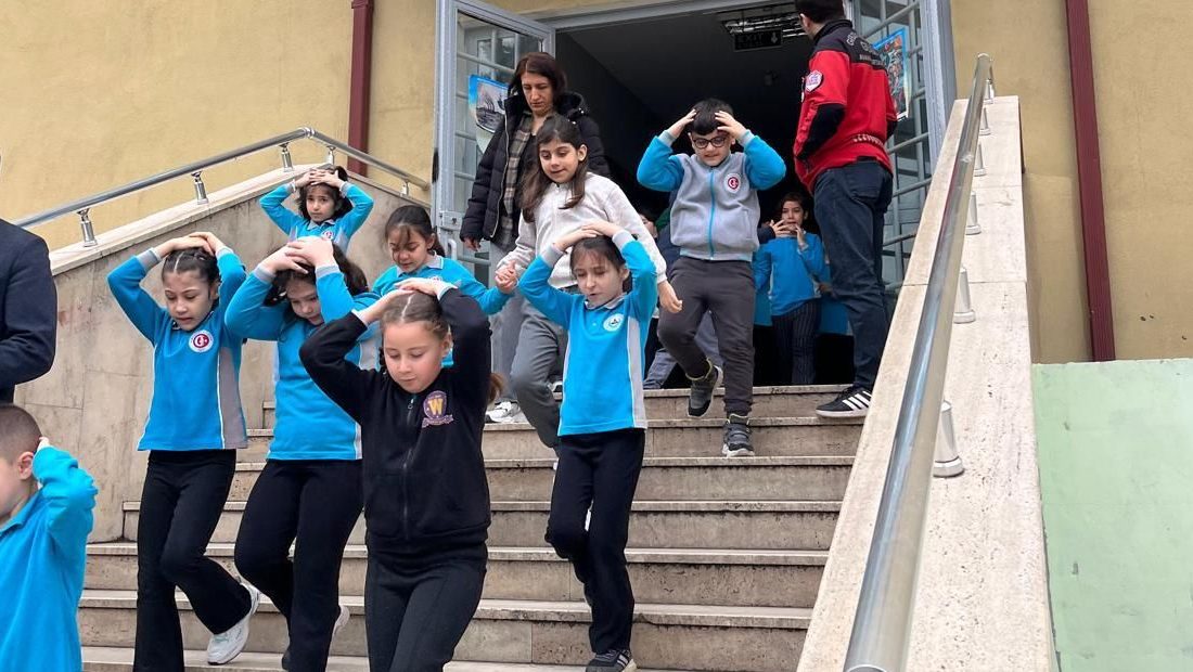 Gebze’de 8 okulda düzenlenen afet farkındalık eğitimleri ve tahliye tatbikatlarında