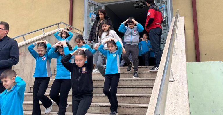 Gebze’de 8 okulda düzenlenen afet farkındalık eğitimleri ve tahliye tatbikatlarında