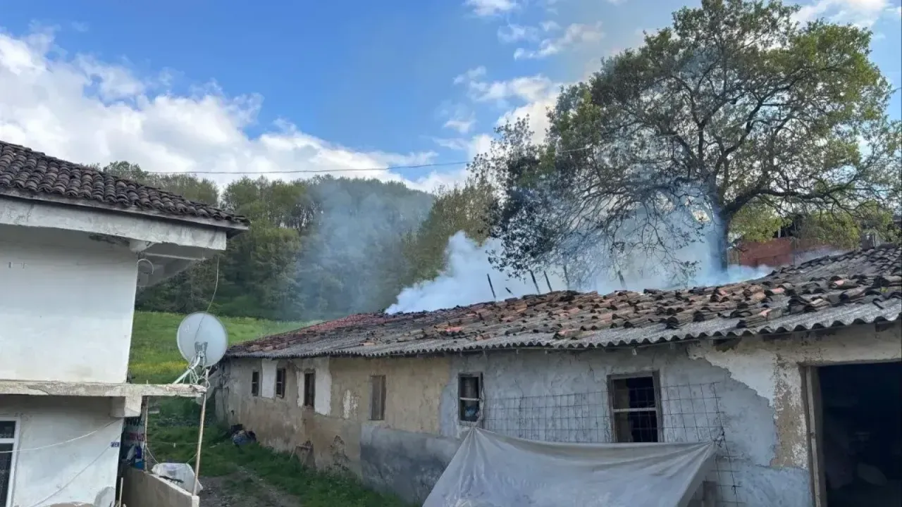 Kocaeli Karamürsel ilçesine bağlı Çamdibi Mahallesi’nde bir samanlıkta çıkan yangın