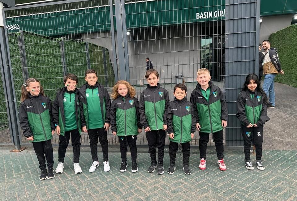 Kocaelispor–Göztepe maçı öncesi seremoniye çıkacak çocuklar büyük heyecan yaşadı. Miniklerin