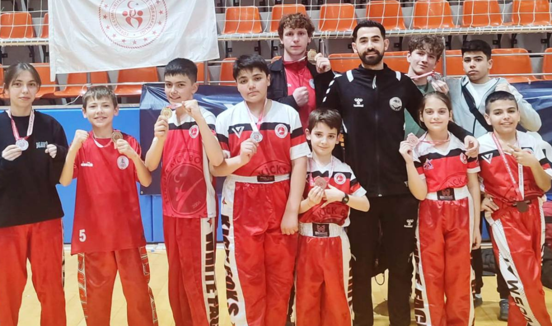 Kandıra’da düzenlenen 23 Nisan Kick Boks Şampiyonası’nda Körfez Gençlerbirliği Spor