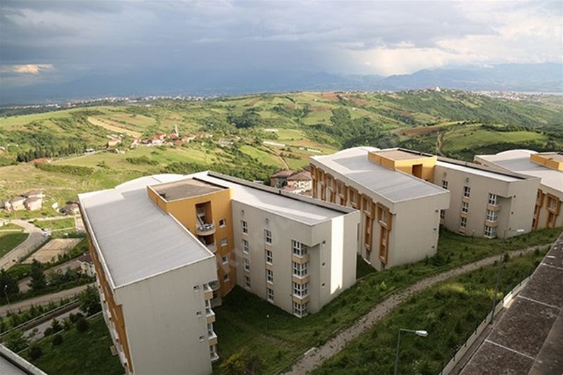 Kocaeli’de Samiha Ayverdi KYK yurdunda kısıtlamalara tepki gösteren öğrenciler gece