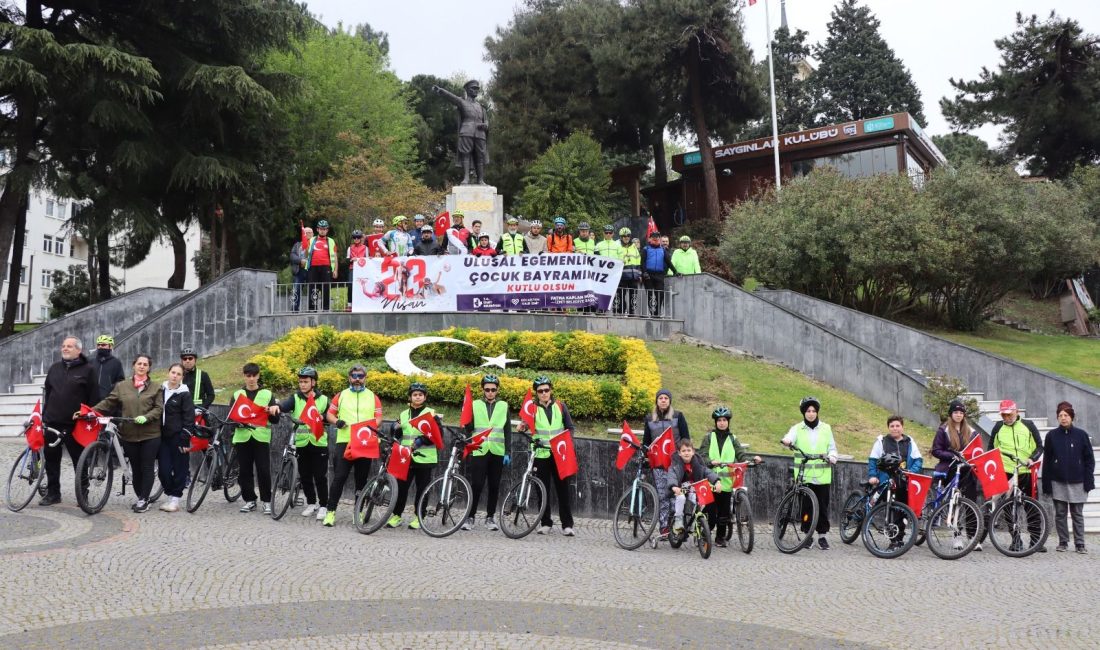 Kocaeli İzmit’te 23 Nisan kapsamında düzenlenen bisiklet turunda yüzlerce kişi