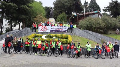 Kocaeli İzmit’te 23 Nisan kapsamında düzenlenen bisiklet turunda yüzlerce kişi