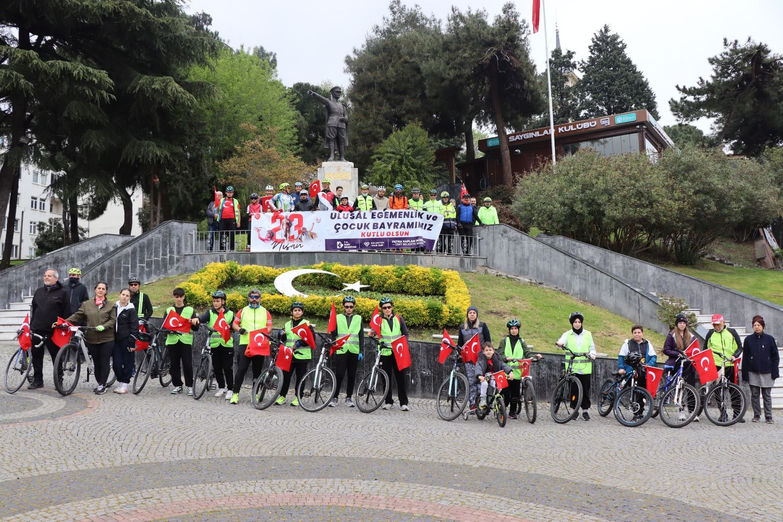 Kocaeli İzmit’te 23 Nisan kapsamında düzenlenen bisiklet turunda yüzlerce kişi