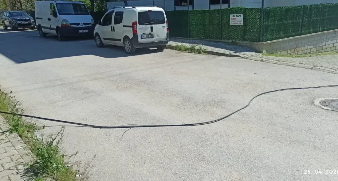 Kocaeli Derince’de devrilen internet direği sonrası yola saçılan fiber kabloların