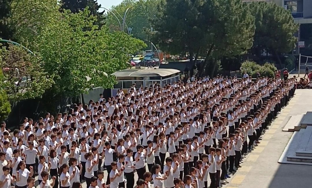 İzmit Atatürk Ortaokulu öğrencileri, haftalar süren hazırlığın ardından okul bahçesinde