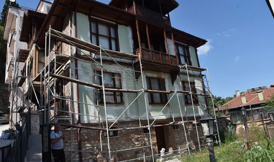 İzmit Belediyesi tarafından restorasyon kararı alınan ancak müteahhidin iş bırakması