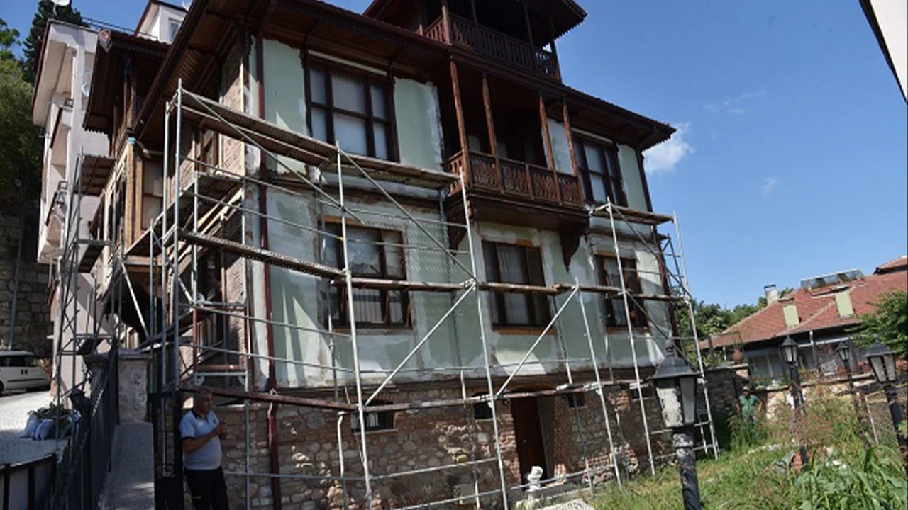 İzmit Belediyesi tarafından restorasyon kararı alınan ancak müteahhidin iş bırakması