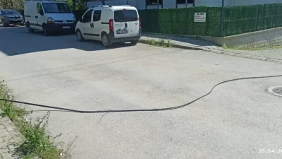 Kocaeli Derince’de devrilen internet direği sonrası yola saçılan fiber kabloların