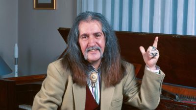Kartepe’deki Hasanpaşa Ortaokulu öğrencileri, Türk müziğinin efsanesi Barış Manço'yu sanatsal