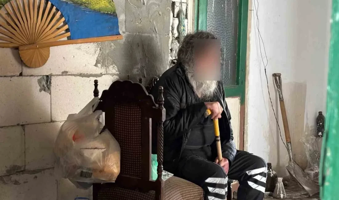 Kocaeli Gebze’de 60 yaşındaki bir adam, bir yıldır çıkmadığı evinde