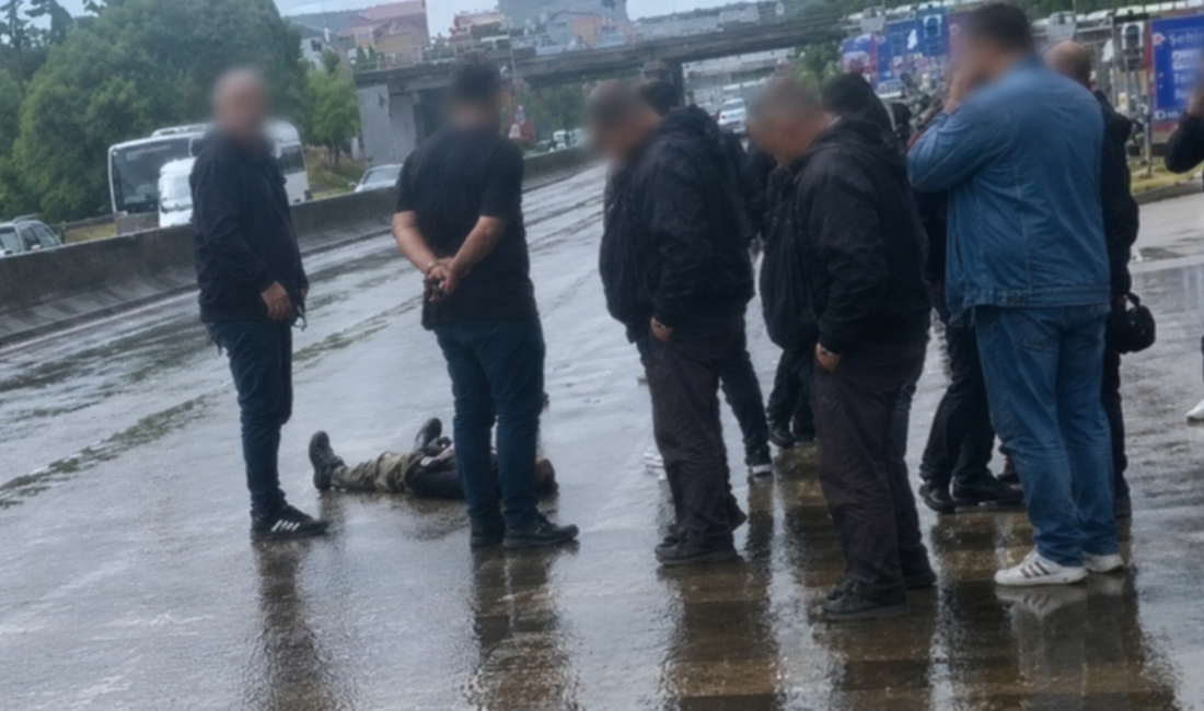 Gölcük Çiftlik Mahallesi’nde üst geçitten düştüğü iddia edilen kişi ağır