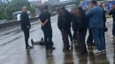 Gölcük Çiftlik Mahallesi’nde üst geçitten düştüğü iddia edilen kişi ağır