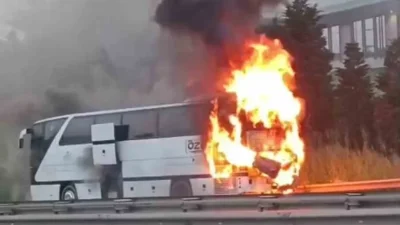 TEM Otoyolu’nun Kocaeli geçişinde seyir halindeki şehirlerarası yolcu otobüsü alevlere
