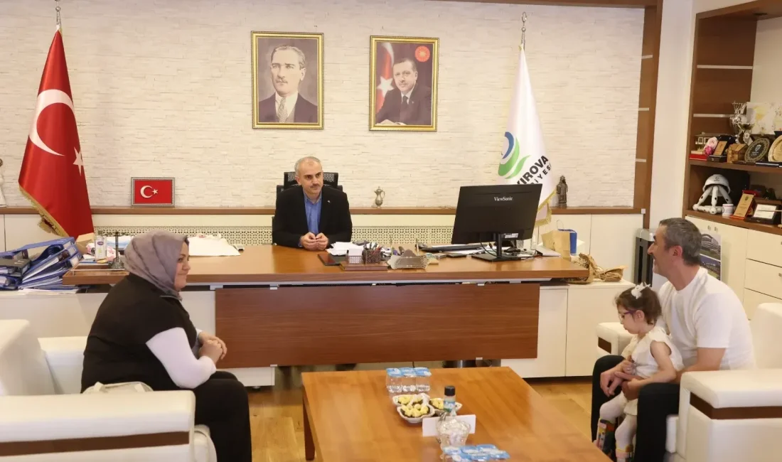 Çayırova Belediye Başkanı Bünyamin Çiftçi, serebral palsi hastası Lina’nın fizik