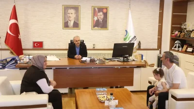 Çayırova Belediye Başkanı Bünyamin Çiftçi, serebral palsi hastası Lina’nın fizik