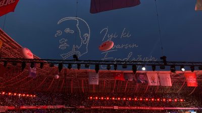 Kocaeli Stadyumu’nda düzenlenen gençlik şöleninde Cumhurbaşkanı Erdoğan için hazırlanan koreografi