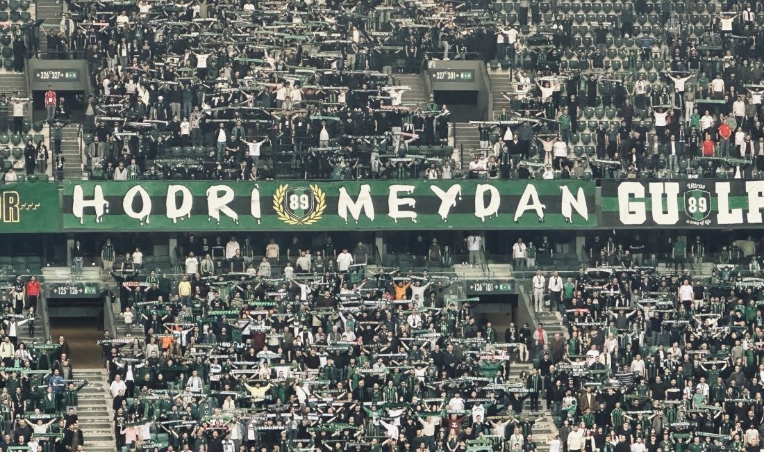 Hodri Meydan taraftarı, Kocaelispor’un Fatih Karagümrük maçında yine takımının yanında