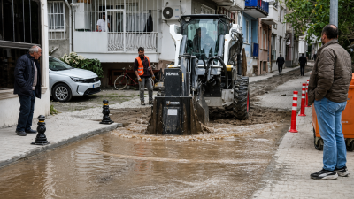Kocaeli Karamürsel’de altyapı çalışması sırasında ana su hattı patladı. Sokak