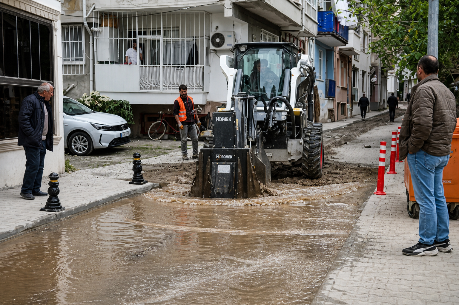 Kocaeli Karamürsel’de altyapı çalışması sırasında ana su hattı patladı. Sokak