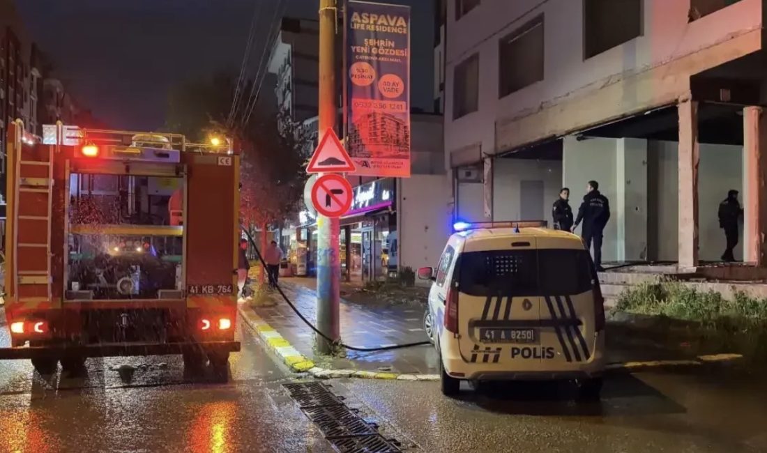 Kocaeli’nin Gebze ilçesinde riskli olduğu için boşaltılan binada çıkan yangın