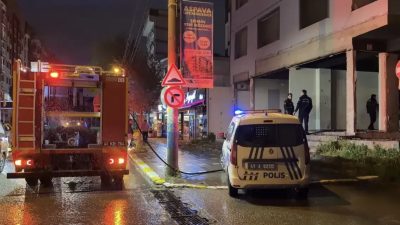 Kocaeli’nin Gebze ilçesinde riskli olduğu için boşaltılan binada çıkan yangın