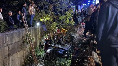 Sakarya Serdivan’da kontrolden çıkan otomobil 4 metre yükseklikten dereye düştü.