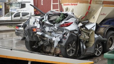 Kocaeli İzmit’te kamyonet, otomobil ve iki tırın karıştığı zincirleme kazada