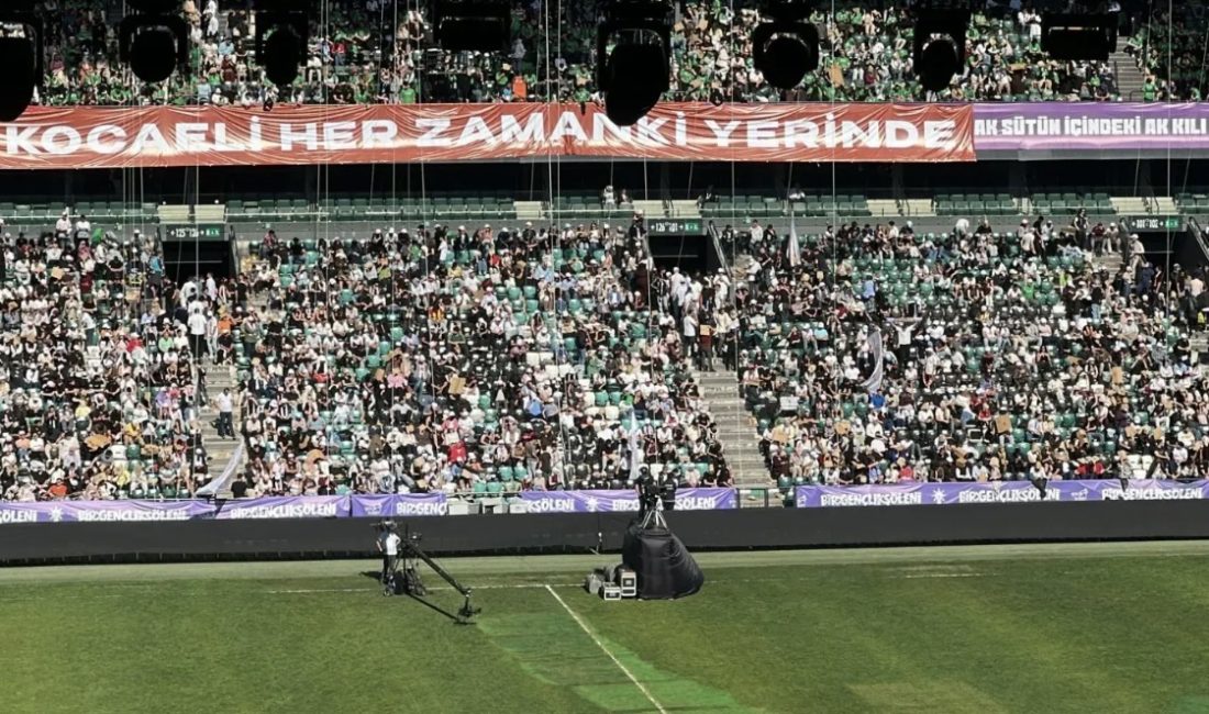 Cumhurbaşkanı Erdoğan’ın katıldığı Bir Gençlik Şöleni öncesi Kocaeli Stadı tamamen
