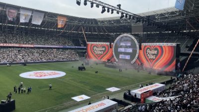 Cumhurbaşkanı Recep Tayyip Erdoğan’ın katılımıyla düzenlenen “Bir Gençlik Şöleni”nde sahne