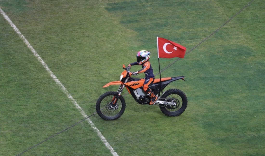 Kocaeli Stadyumu’nda düzenlenen gençlik şöleninde sahneye çıkan Zayn Sofuoğlu, motosiklet