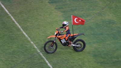 Kocaeli Stadyumu’nda düzenlenen gençlik şöleninde sahneye çıkan Zayn Sofuoğlu, motosiklet