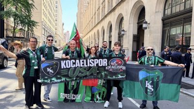 Kocaelispor USA üyeleri, New York Türk Günü Yürüyüşü’nde Manhattan sokaklarını