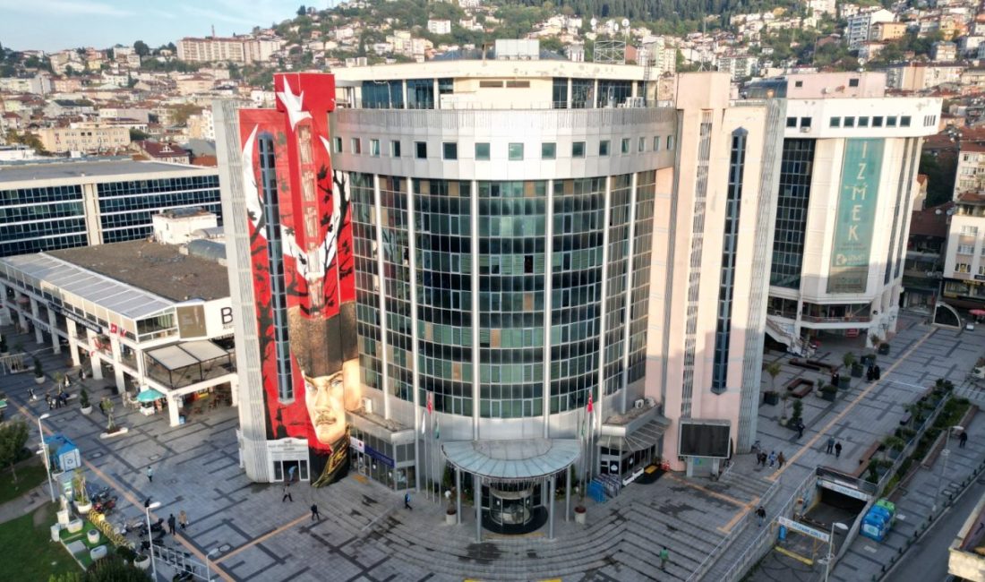 İzmit Belediyesi Meclisi'nde 2025 yılı kesin hesabı görüşülürken borç tartışması