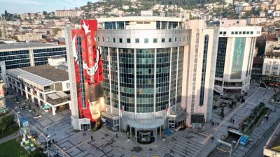 İzmit Belediyesi Meclisi'nde 2025 yılı kesin hesabı görüşülürken borç tartışması