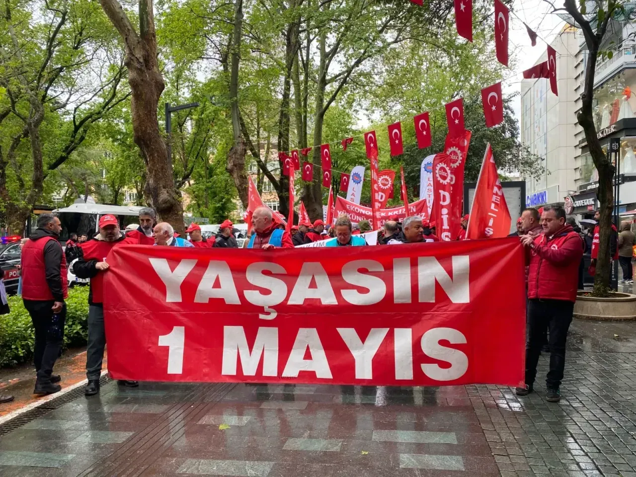 Kocaeli'de 1 Mayıs kutlamaları için İzmit Sabri Yalım Parkı’nda toplanan