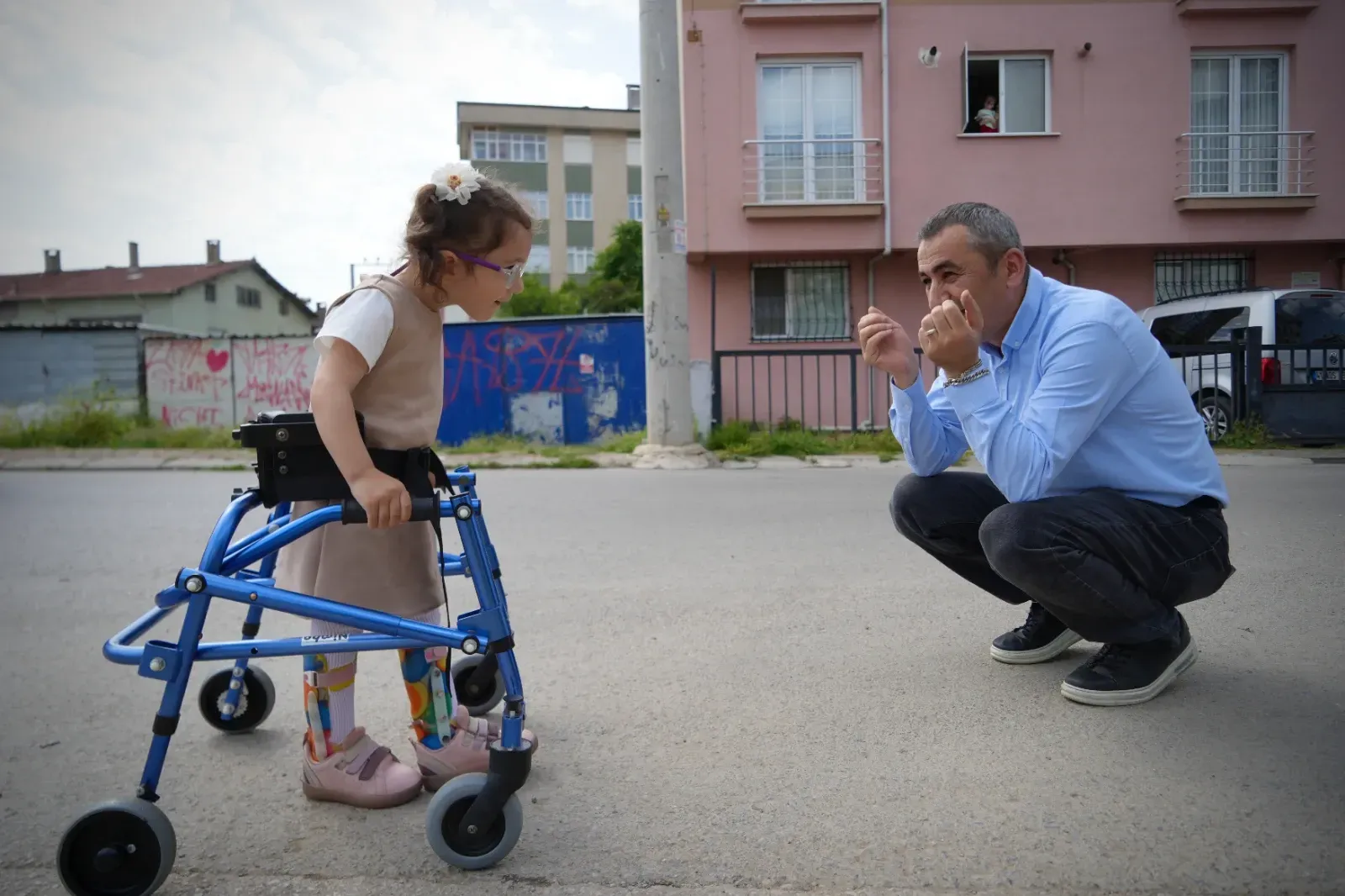 Çayırova’da yaşayan Sadık Yalçınkaya, serebral palsi teşhisi konulan kızı Lina’nın