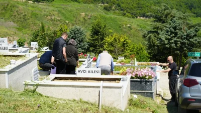 Kurban Bayramı arifesinde Kocaeli Kent Mezarlığı'nda duygu dolu anlar yaşandı.