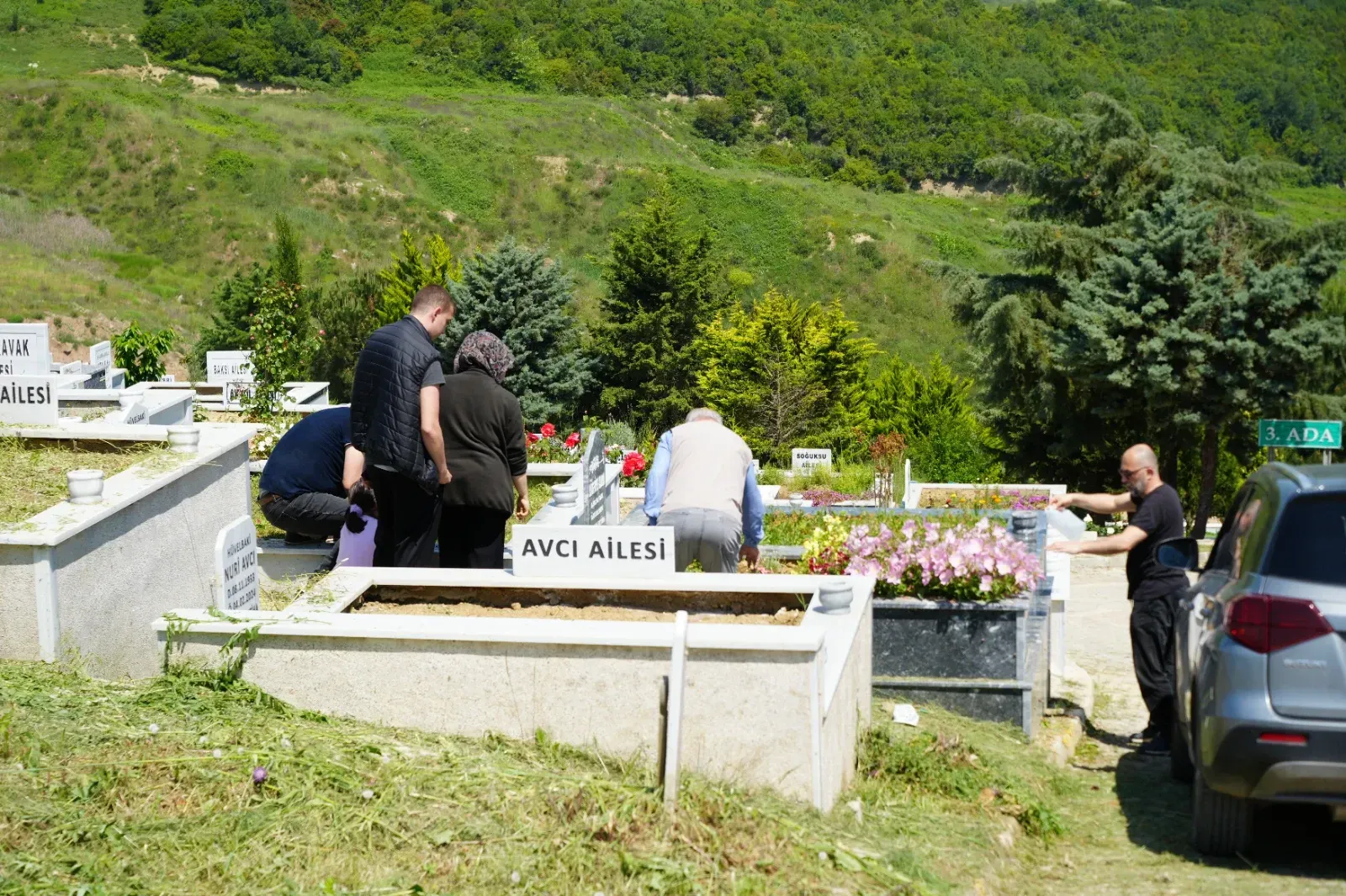 Kurban Bayramı arifesinde Kocaeli Kent Mezarlığı'nda duygu dolu anlar yaşandı.