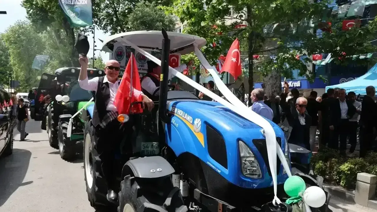 Kocaeli’de 17 Mayıs’ta düzenlenecek Çiftçi Şenliği kapsamında İzmit’te traktör konvoyu,